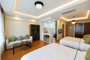 Phòng dành cho gia đình | Minibar, bàn, màn/rèm cản sáng, truy cập Internet không dây miễn phí 