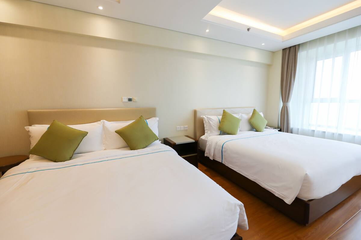 Chambre familiale | Minibar, bureau, rideaux d’obscurcissement, accès au Wi-Fi (inclus)