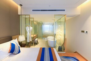 Minibar, escritorio, cortinas blackout y wifi gratis