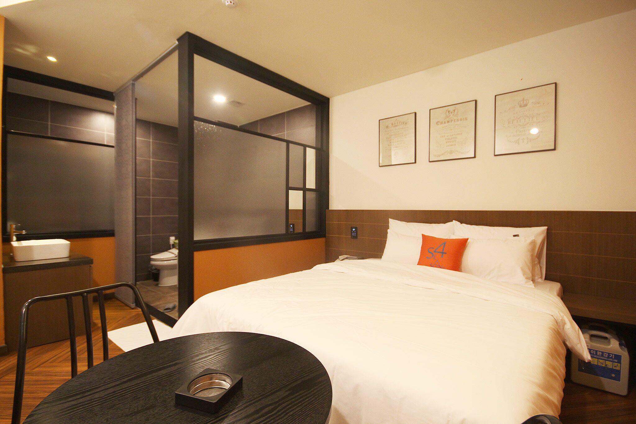 deluxe double room, non smoking | individually decorated, individually furnished, desk, laptop workspace