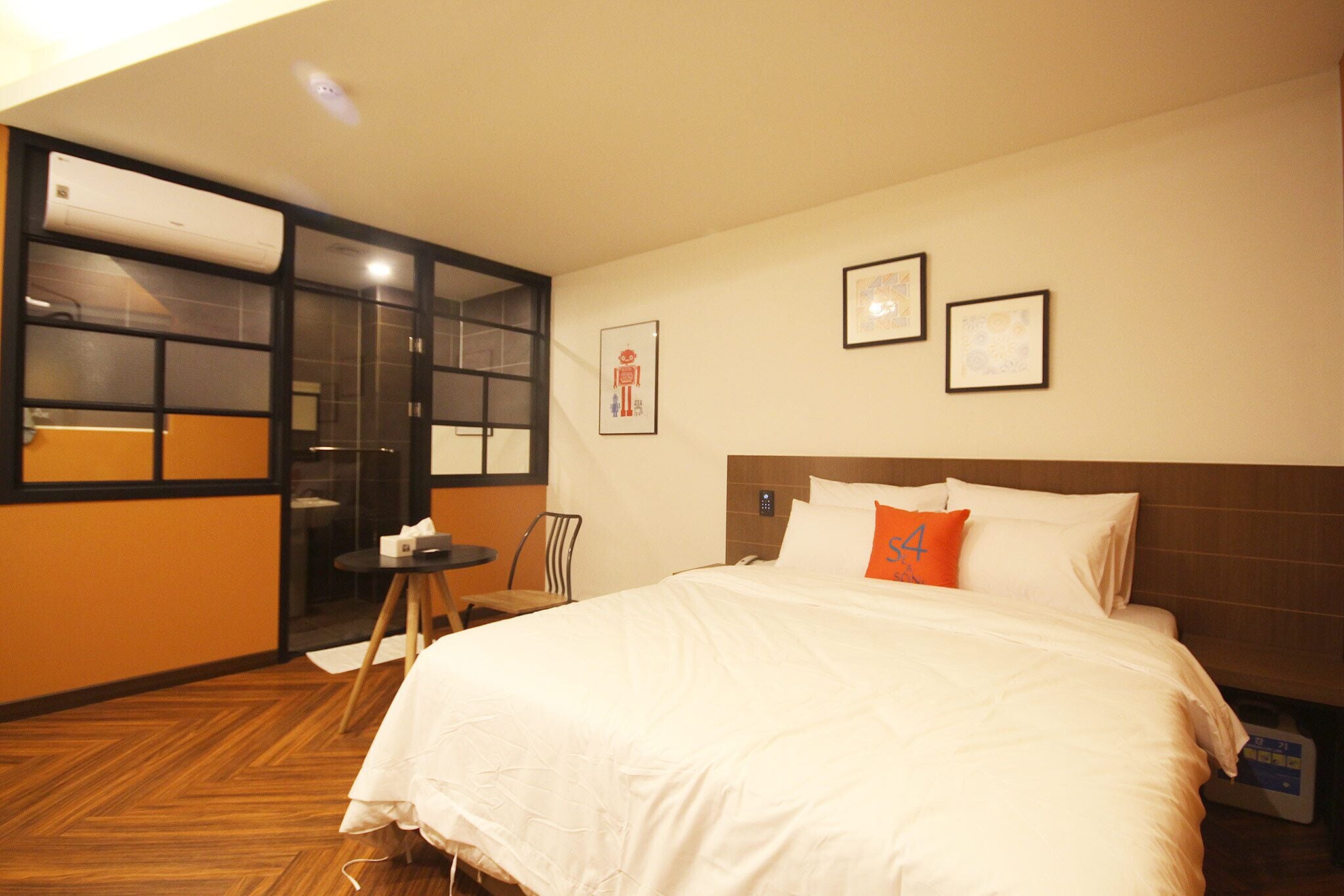 standard double room, non smoking | individually decorated, individually furnished, desk, laptop workspace