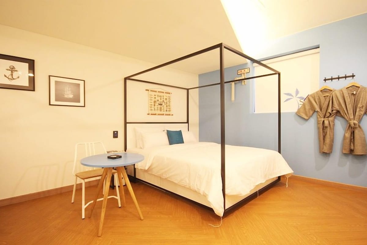 Random Room | Bàn, khu vực làm việc phù hợp cho laptop 