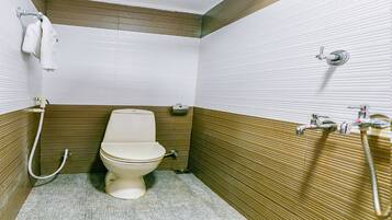 Standard Double Room | Bathroom | Shower, free toiletries, towels