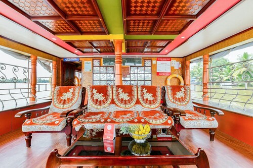 OYO 22647 Houseboat Triveni