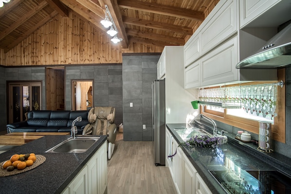 Private kitchen - Lalala the Pretty Hyupjae Pension (Jeju City)