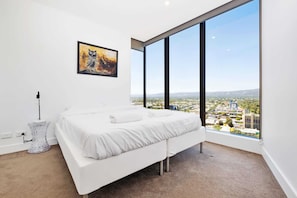 أغطية فراش متميزة وألحفة محشوة بالريش ومكتب ومكواة/لوح كي