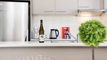 City-Apartment, 2 Schlafzimmer | Eigene Küche | Großer Kühlschrank, Mikrowelle, Ofen, Herdplatte