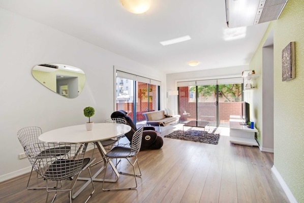 Apartamento urbano, 2 quartos | 2 quartos, escrivaninha, espaço de trabalho para notebook