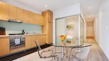 Departamento Confort, 2 habitaciones | Cocina privada | Refrigerador con congelador, microondas, horno y parrilla de estufa