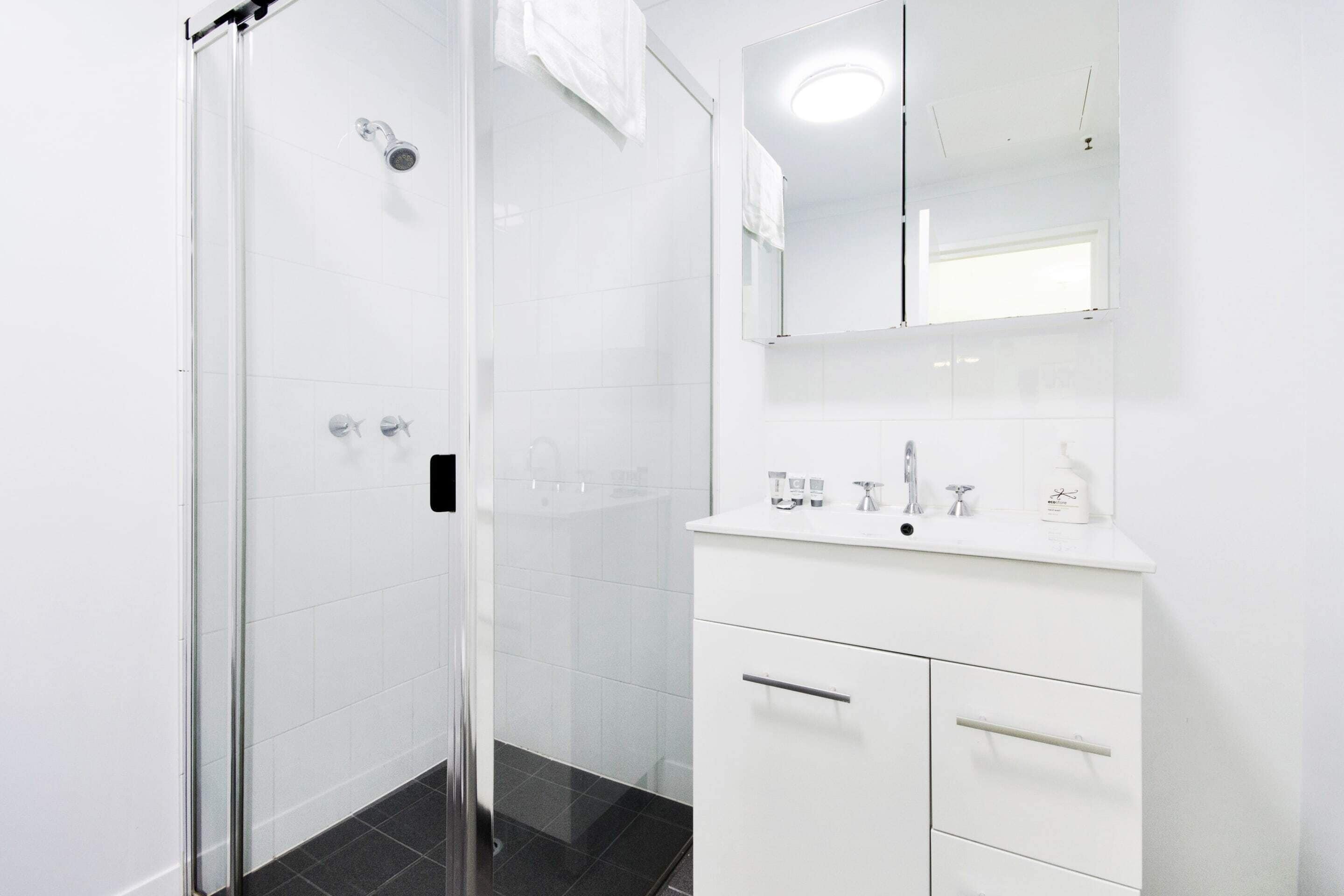 Deluxe Apartment, 2 Bedrooms | Bilik Mandi | Pancuran mandi, pengering rambut, tuala disediakan, sabun 