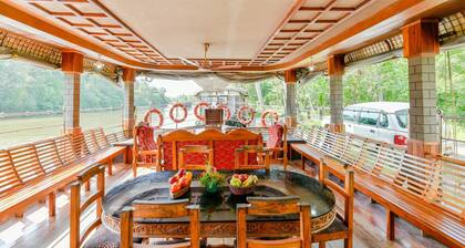 OYO 23104 Houseboat Indraprastham Four Square 4 Bhk