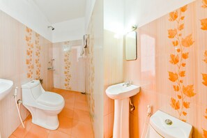 Shower, free toiletries, towels - OYO 23104 Houseboat Indraprastham Four Square 4 Bhk (Cherthala)