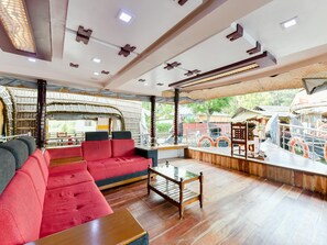 Lobby sitting area - OYO 23421 Houseboat Royal Palace Premium Sharing Houseboat (Ambalapuzha)