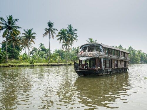 OYO 23421 Houseboat Royal Palace Premium Sharing Houseboat