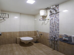 Chambre Standard double | Salle de bain | Douche, articles de toilette (gratuits), serviettes fournies
