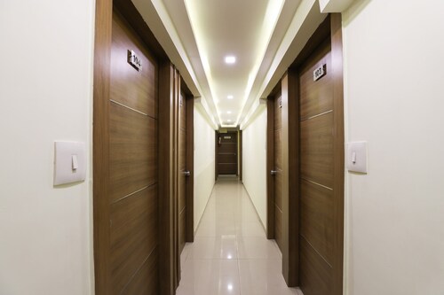 OYO 61236 Hotel Sun Shine Inn