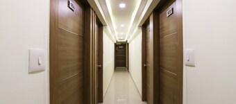 OYO 61236 Hotel Sun Shine Inn