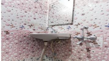 Standard Double Room | Bathroom | Shower, towels