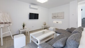 Villa, 4 habitaciones | Zona de estar | Una televisión de pantalla plana