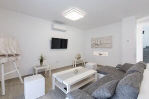 Villa, 4 Bedrooms | Living area