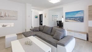 Villa, 4 habitaciones | Zona de estar | Una televisión de pantalla plana