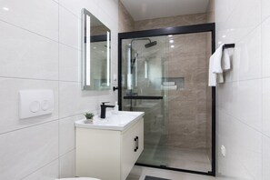 Villa, 4 Schlafzimmer | Badezimmer | Dusche, Handtücher, Seife, Shampoo
