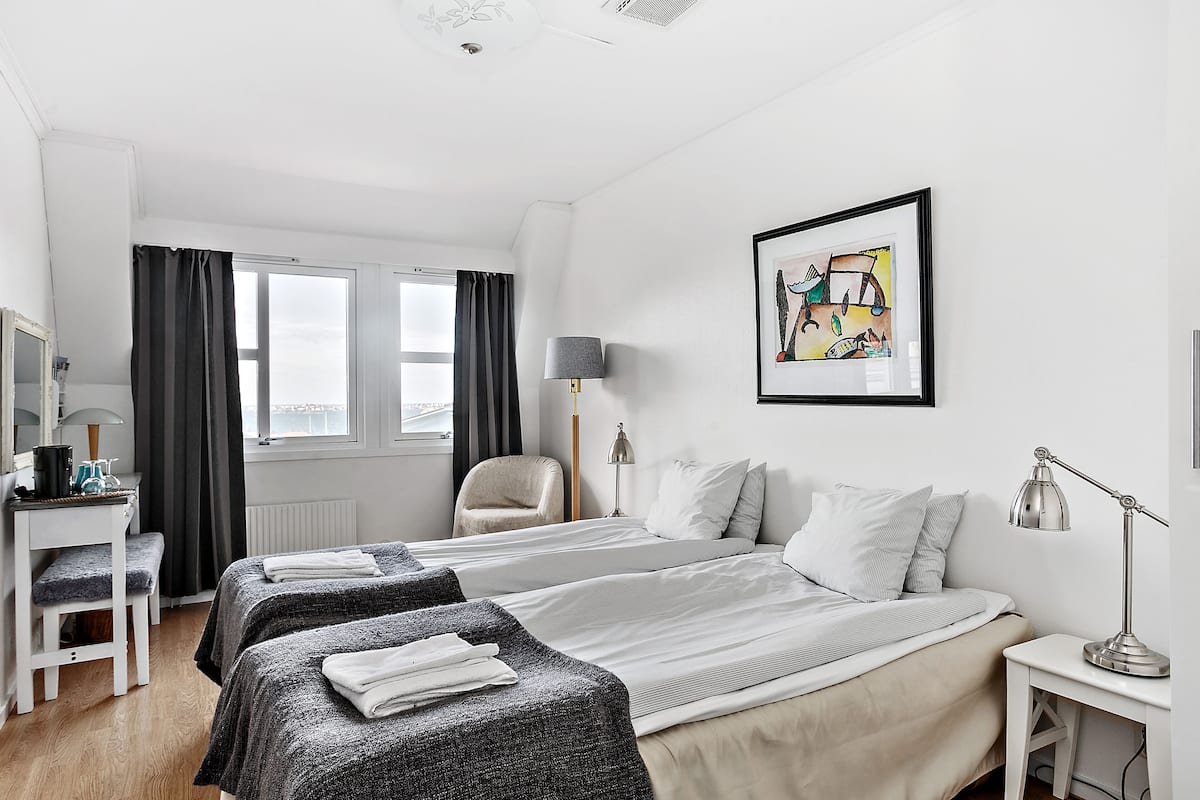 Double Room, Sea View | 1 bedroom, individually furnished, blackout curtains, iron/ironing board