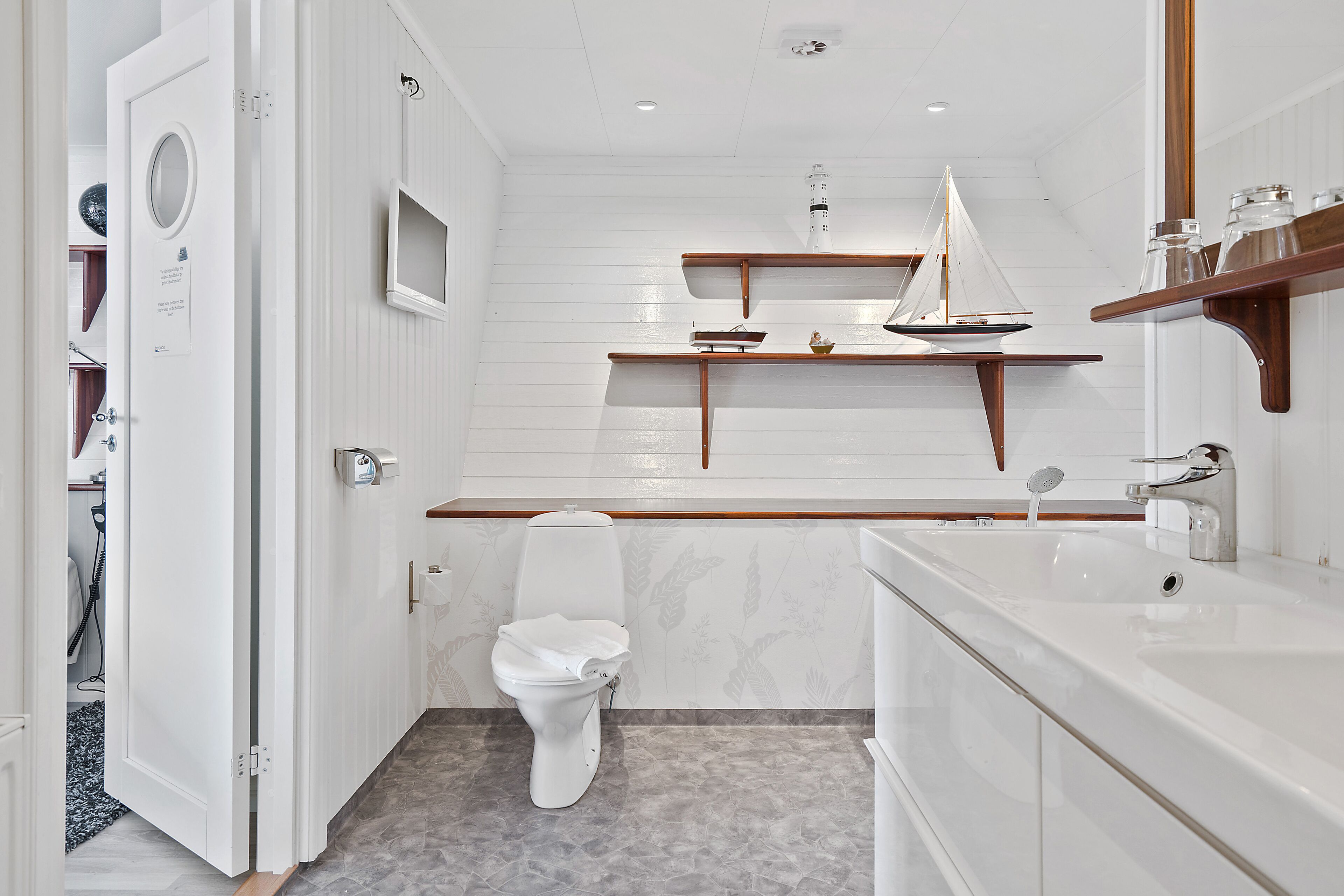 suite | bathroom | towels