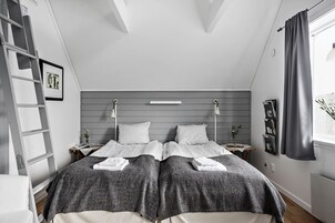 Muebles diferentes, cortinas blackout y tabla de planchar con plancha 