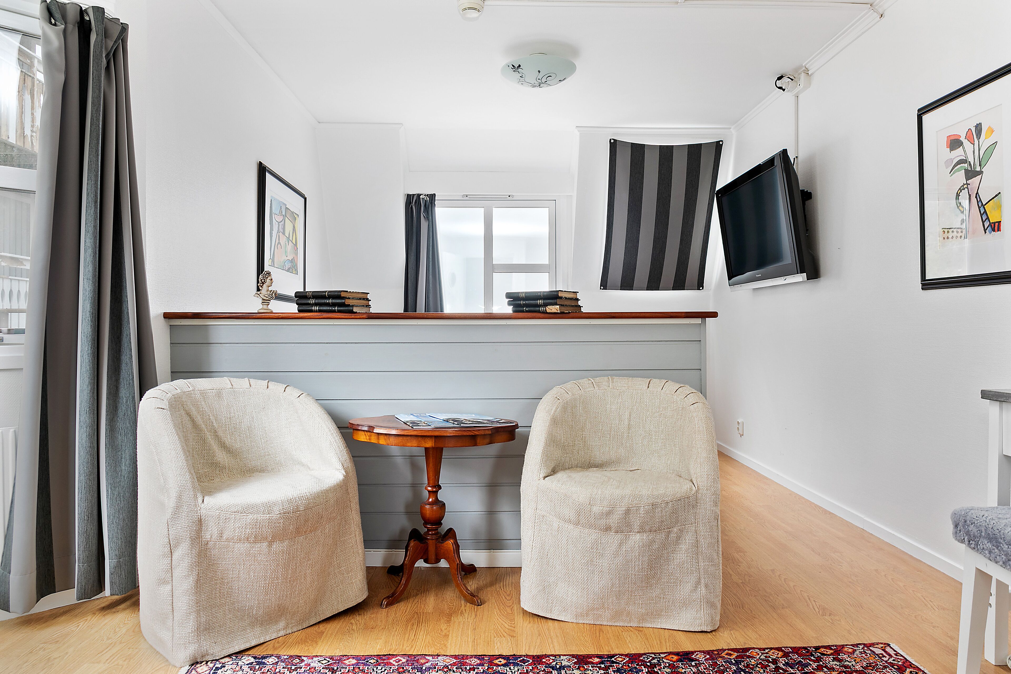 junior suite | living area | tv