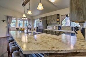 Fridge, microwave, stovetop, dishwasher - Private Cabin, 5-Min Drive to Hot Springs & Golf! (Garden Valley)