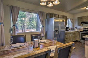 Fridge, microwave, stovetop, dishwasher - Private Cabin, 5-Min Drive to Hot Springs & Golf! (Garden Valley)
