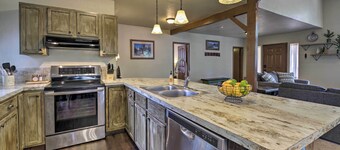 Private Cabin, 5-Min Drive to Hot Springs & Golf!