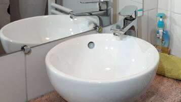 Kamar Comfort | Kamar mandi | Shower dan handuk