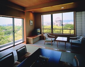 In-room safe, blackout curtains, soundproofing, free WiFi - Hiroshimanoyado Aioi (Hiroshima)