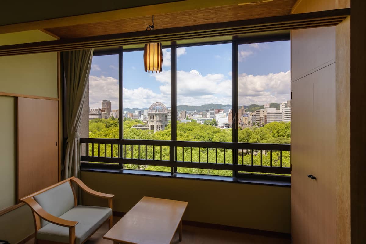 Caja fuerte, cortinas opacas, sistema de insonorización y wifi gratis