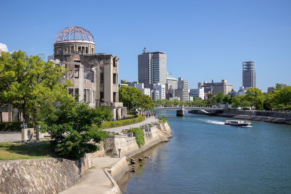 Japanilaistyylinen huone, tupakointi kielletty (The Atomic Bomb Dome View) | Näkymä puistoon