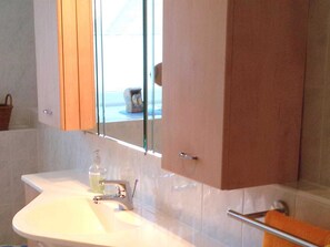 Haartrockner, Handtücher, Seife, Toilettenpapier