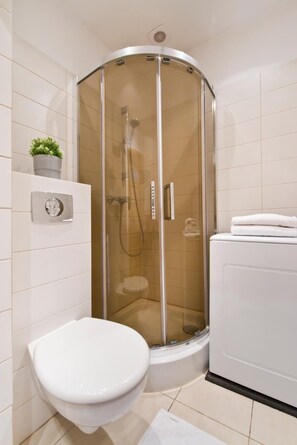 Shower, hair dryer, towels, shampoo - Victus Apartamenty - Chopin 2 (Sopot)