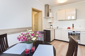 Appartement | Cuisine privée | Réfrigérateur, four, plaque de cuisson, bouilloire électrique