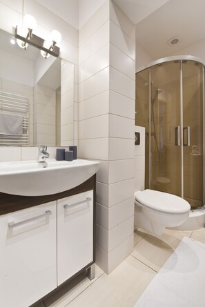 Appartement | Salle de bain | Douche, sèche-cheveux, serviettes fournies, shampoing