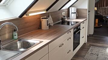 KĂŒhlschrank, Mikrowelle, Ofen, Wasserkocher mit Kaffee-/Teezubehör