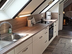 Kühlschrank, Mikrowelle, Ofen, Wasserkocher mit Kaffee-/Teezubehör