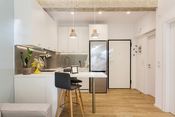 Departamento, 1 habitación | Cocina privada | Refrigerador con congelador, horno, parrilla de estufa y lavavajillas 