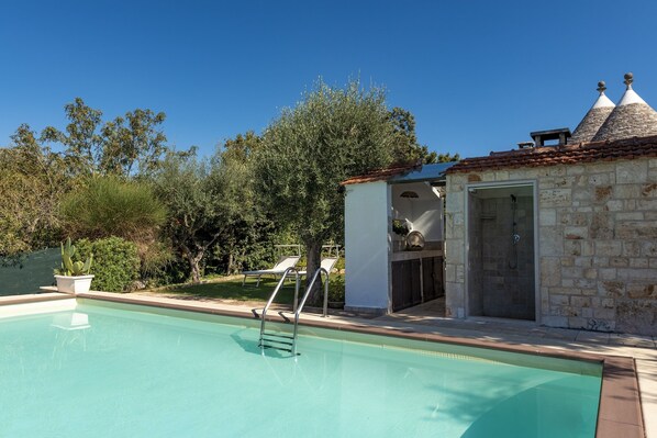 Piscina all'aperto, lettini