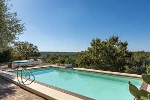 Piscina all'aperto, lettini