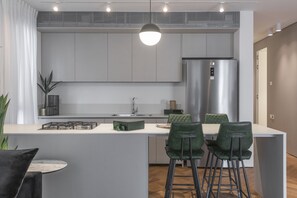 Departamento de diseñador | Cocina privada | Refrigerador con congelador, microondas, horno y parrilla de estufa 