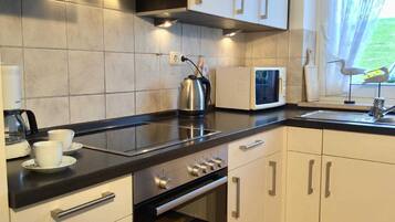 Kühlschrank, Mikrowelle, Ofen, Hochstuhl