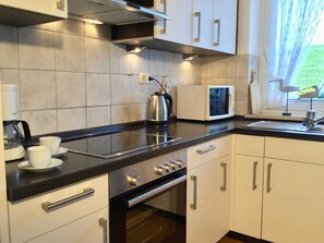 Kühlschrank, Mikrowelle, Ofen, Hochstuhl