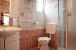 Apartment, 1 Bedroom (720-1.kat) | Bathroom | Shower, towels, soap, toilet paper - Apartment Kraljic (Krk)
